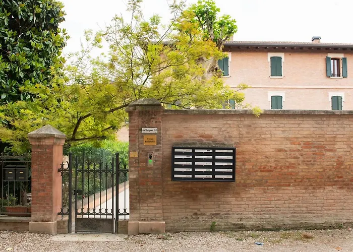 Charming Flat In Centro A Con Posto Auto * フェラーラ